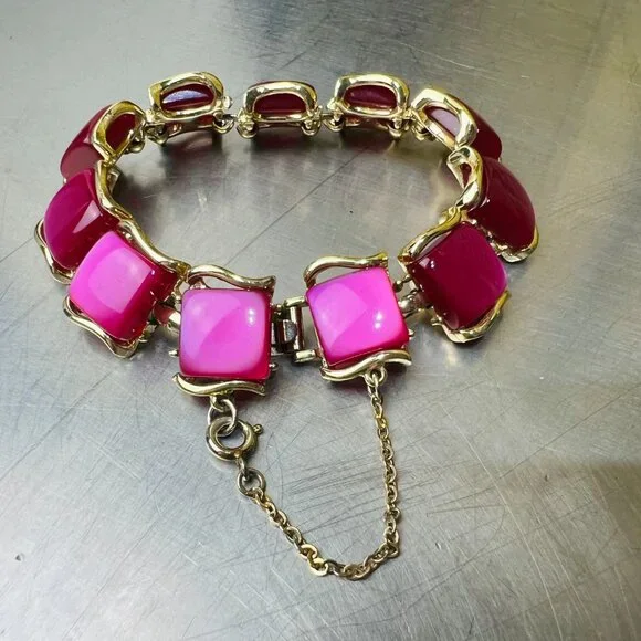 Vintage Coro MCM Thermoset Goldtone Bracelet and Earrings in Raspberry Moonglow - Picture 6 of 9